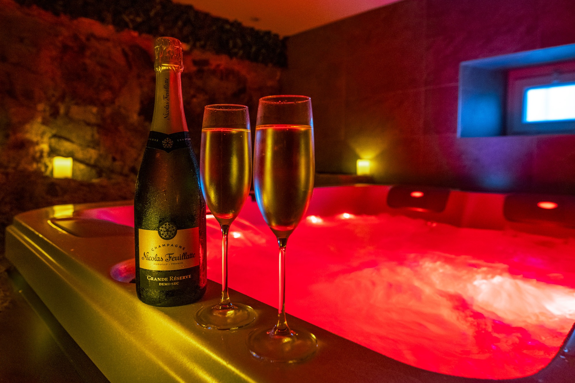 Champagne dans le jacuzzi